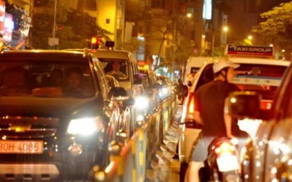 Đi xe không bật đèn chiếu sáng trời tối bị phạt bao nhiêu tiền?