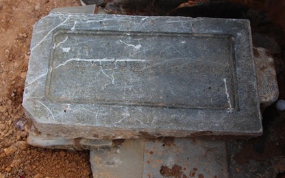 Tìm thấy bia mộ vợ vua triều Nguyễn tại công trường xây bãi xe