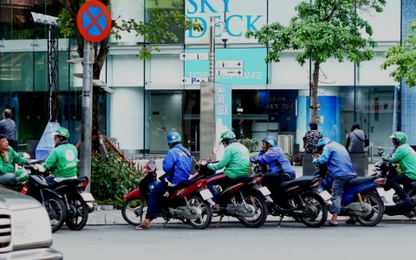 Tài xế 'xe ôm' Uber được chiêu dụ sang Grab