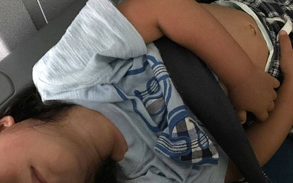 Sợ bị như David Dao, hành khách United Airlines ôm con 3 giờ