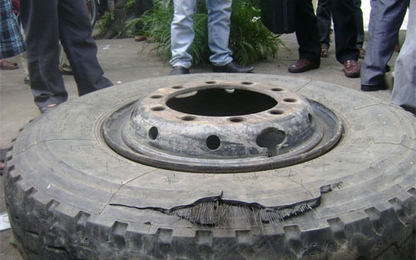 Chết vì bánh xe tải nổ khi đang bơm