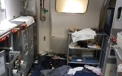 Tiếp viên hàng không đập chai rượu vang vào đầu hành khách hạng nhất