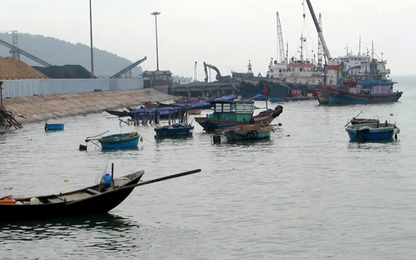 Hàng chục tàu bị chìm tại cảng La, Quảng Bình