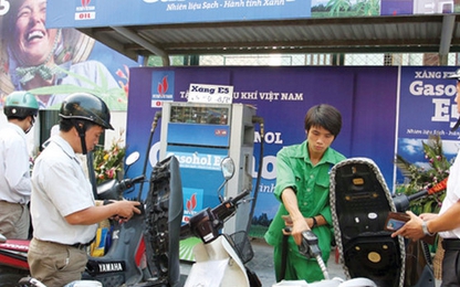 Băn khoăn chuyện “giải cứu” xăng E5