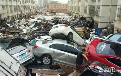 Mưa lũ kinh hoàng, ô tô bẹp dúm như đồ chơi