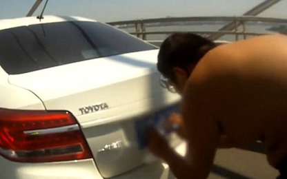 Sợ bị phạt, tài xế che biển số xe bằng vật "khó đỡ"