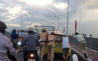 CSGT đẩy xe taxi bị chết máy giúp tài xế