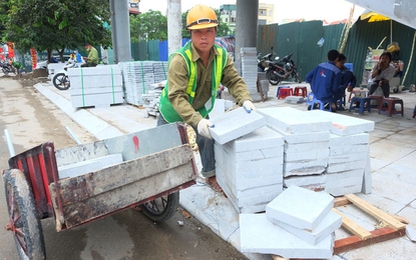 Vỉa hè lát đá tự nhiên bền 70 năm thay cho gạch ở Hà Nội