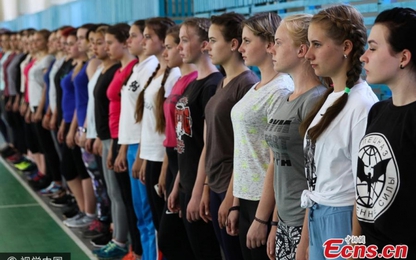 Xem dàn mỹ nữ đi thi tuyển phi công quân sự ở Nga