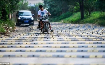 Khốn khổ với đoạn đường có gờ giảm tốc dày đặc chưa từng thấy