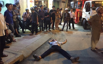 Clip: Tài xế lăn đùng ra xỉu khi bị cẩu xe về phường