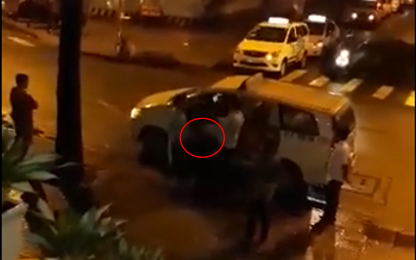 Clip: Tài xế taxi dùng chân đạp liên tiếp vị khách người nước ngoài