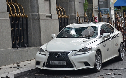 Cần cẩu đập trúng cao ốc, hai xe sang nát đầu