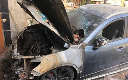 Clip ghi lại cảnh xe Mazda CX-5 bị người lạ mặt châm lửa đốt