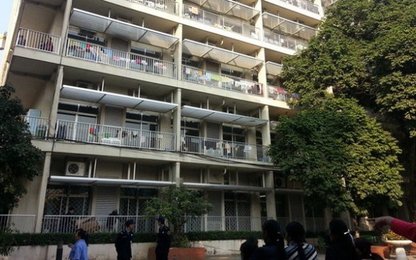 Bệnh viện Bạch Mai đình chỉ 2 bảo vệ chặn xe đón bệnh nhân