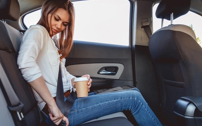 Từ 1/1/2018, người ngồi ghế sau ôtô không thắt dây an toàn bị phạt tiền