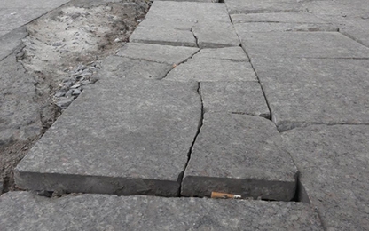 Hà Nội kiểm tra việc lát đá vỉa hè kém chất lượng