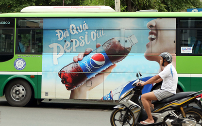 Giá cao, quảng cáo trên xe buýt bị ế