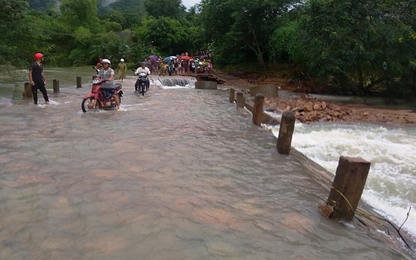 Gần 100 người tìm kiếm Bí thư thôn bị nước lũ cuốn trôi
