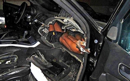 Thế giới phẫn nộ với kẻ nhồi nhét bé trai sau bảng điều khiển ôtô