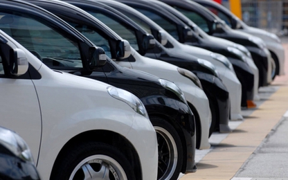 'Mốc định mệnh' 2018: Ô tô giở chiêu 'làm giá'