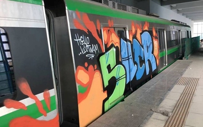 Toa tàu Cát Linh-Hà Đông bị kẻ xấu vẽ tranh phun sơn Graffiti