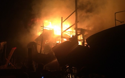 100 người nỗ lực cứu bốn tàu cá cháy trong đêm cuối năm