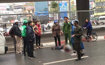 Người đàn ông nhảy cầu vượt Ngã Tư Sở, nằm bất động trên vũng máu