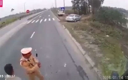 Xác minh CSGT dẫm lên vật nghi là tiền trên quốc lộ