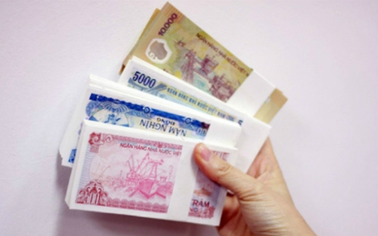 Nhân viên ngân hàng thấp thỏm trước áp lực đổi tiền lẻ mới