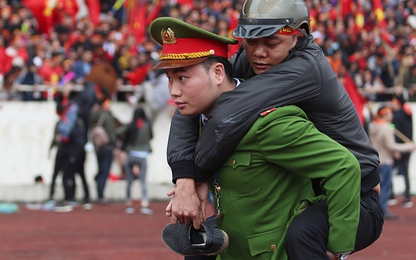 Clip: Mỹ Tâm hào hứng "đi bão" trên "siêu xe" tại cầu Rồng Đà Nẵng