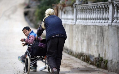 Cụ bà 76 tuổi mỗi ngày đẩy xe 24km đưa cháu đến trường