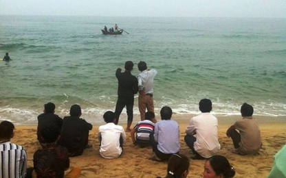 3 thanh niên bị sóng biển cuốn khi đi chơi Tết