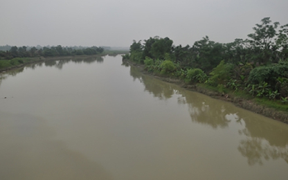 Tàu chở hàng đắm, hai mẹ con bị nước cuốn trôi