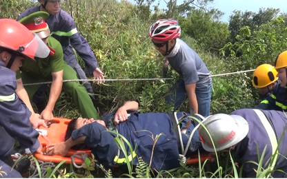 Chơi dù lượn bị nạn trên núi, cảnh sát phát quang cắt rừng tìm kiếm