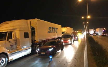 Nói không có tiền gọi cứu hộ, tài xế bỏ mặc container hỏng giữa cầu