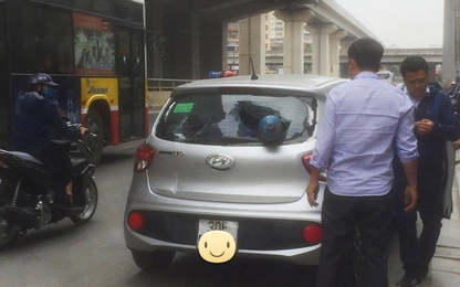 Ô tô đột nhiên bị bình khí lớn xuyên thủng kính khi đang đi