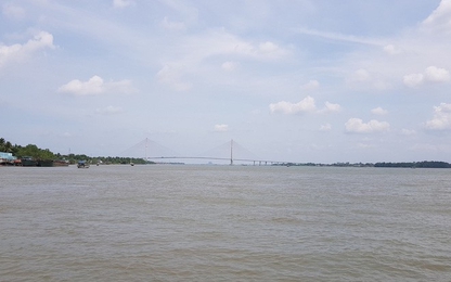 Mẹ dẫn đi vệ sinh trên đò, bé gái rơi xuống sông Hậu tử vong