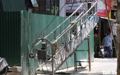 Giàn cẩu đứt rơi làm hai người bị thương nặng ở Hà Nội