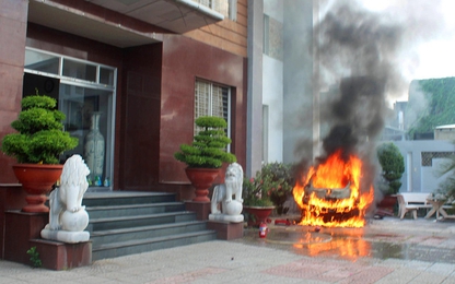 Ô tô đậu trong khách sạn bất ngờ cháy nổ, khách ôm đồ bỏ chạy