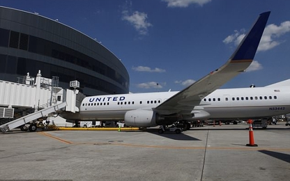 Mua vé thương gia, 3 mẹ con bất ngờ bị đuổi khỏi máy bay