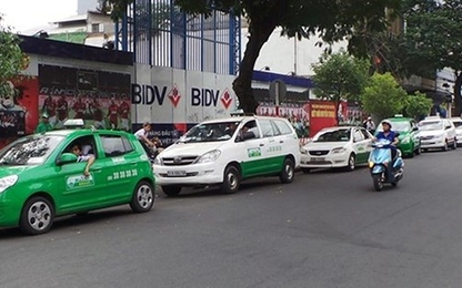 Thu nhập giảm, tài xế Grab người bỏ việc, người về taxi truyền thống
