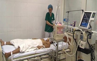 Ngạt khí độc từ hầm chứa cá, 5 ngư dân nhập viện cấp cứu