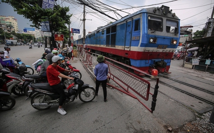 Cố tình hạ chân chống xe tóe lửa trên đường sẽ bị phạt nặng