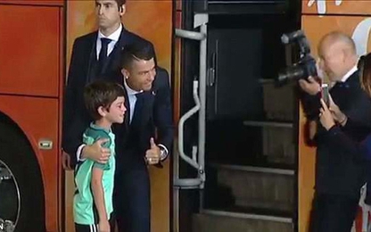 Lao ra khỏi chiếc xe buýt, Ronaldo thực hiện một cử chỉ làm "đốn tim"