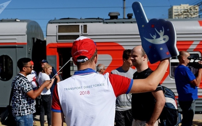 Cổ động viên Anh say rượu quậy phá trên tàu hỏa ở Nga