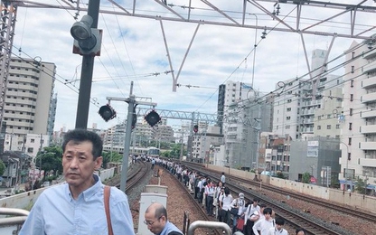 Động đất 6,1 độ richter, người dân Nhật vẫn bình tĩnh xếp hàng di chuyển