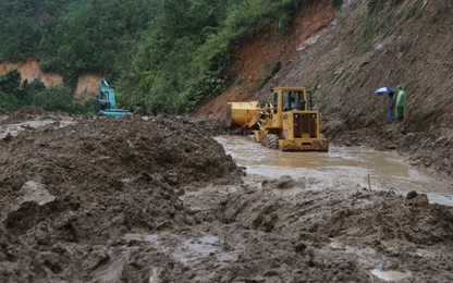Hàng trăm người vạ vật trong đêm chờ thông đường