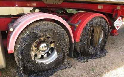 Kinh hoàng: Nóng tới nỗi nhựa đường chảy nhão phá hỏng bánh xe