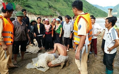 Lai Châu: Tìm thấy thi thể nạn nhân đầu tiên trong vụ lật thuyền